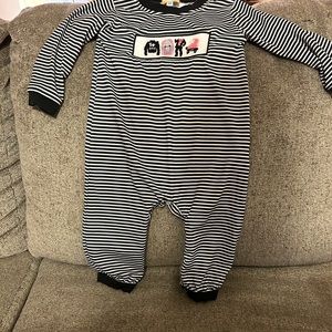 Hibiscus and Honey Smocked Boutique Grease smocked outfit.
Size 18M